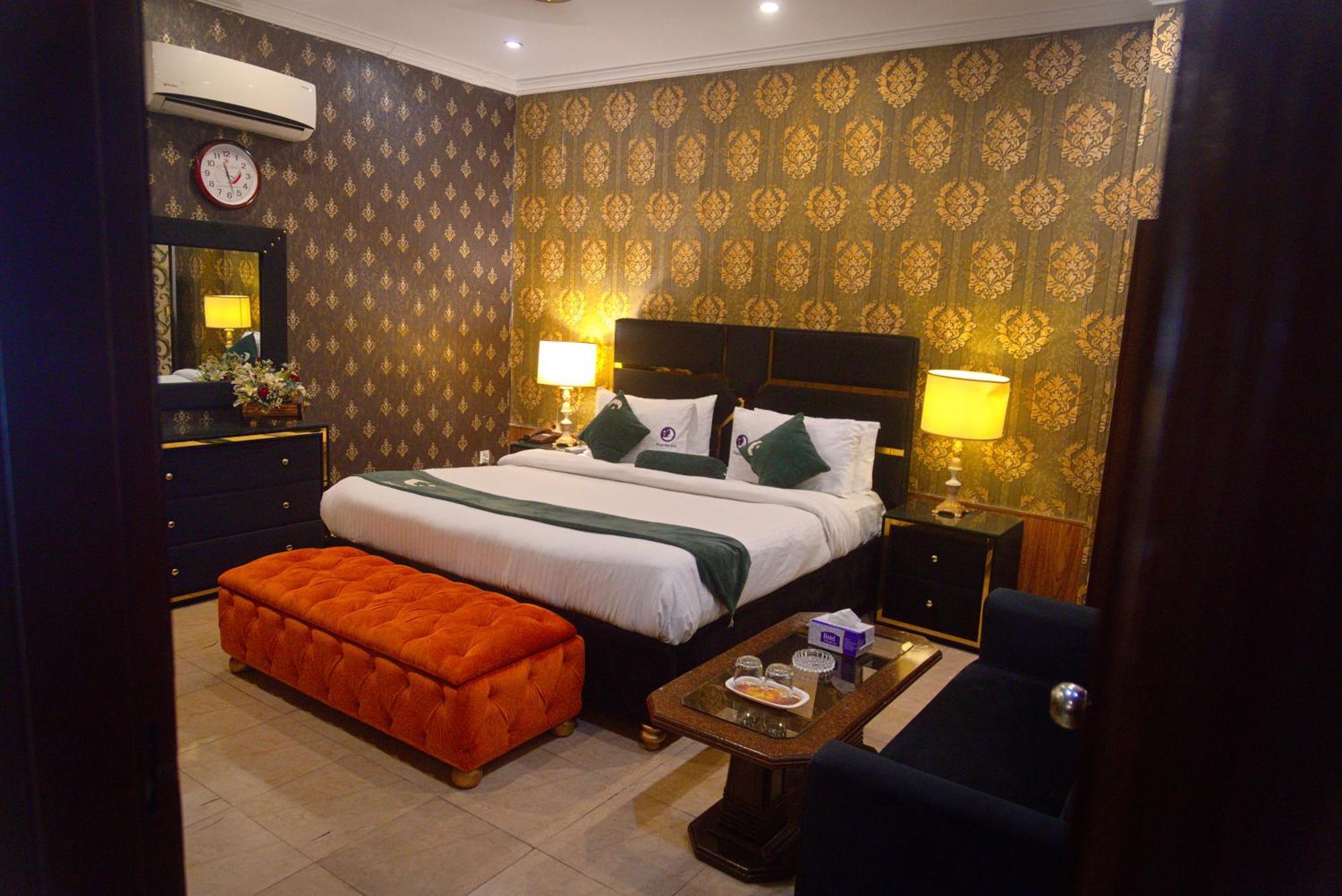 Premier Inn Johar Town Lahore Exterior foto